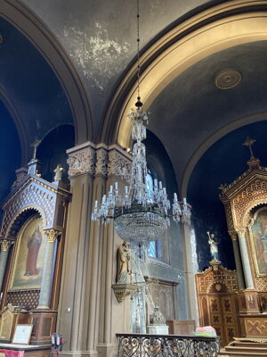 Repasování lustru v kostele sv. Petra a Pavla