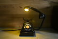 Designová lampička z historického telefonu