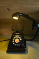 Designová lampička z historického telefonu