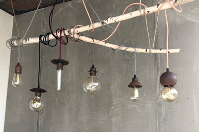 Retro designový lustr s větví a textilními kabely a objímkami Bohemia-Design Retro designový lustr s větví a textilními kabely a objímkami Bohemia-Design
