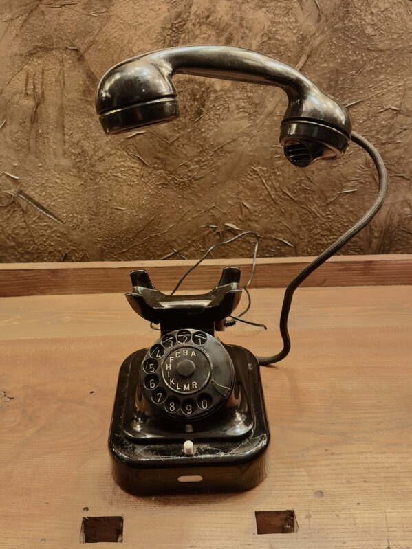 Designová stolní lampička - Telefon