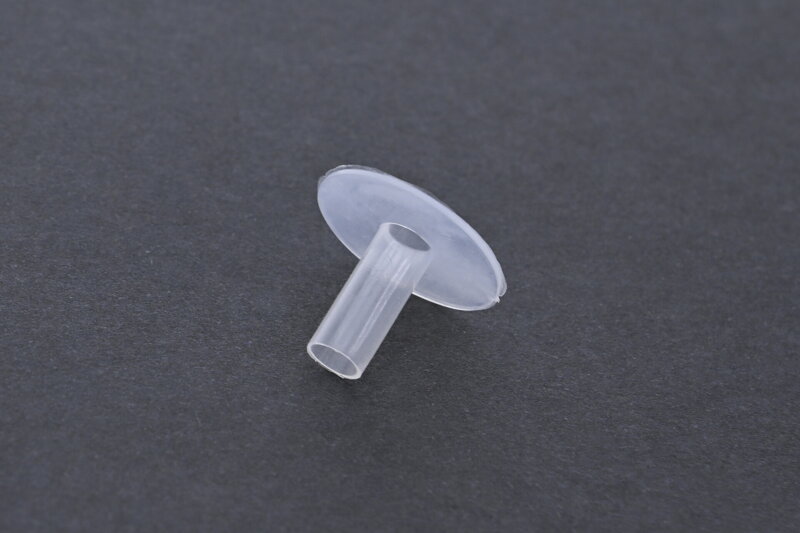 Uzemňovací plastová průchodka pro objímku E27